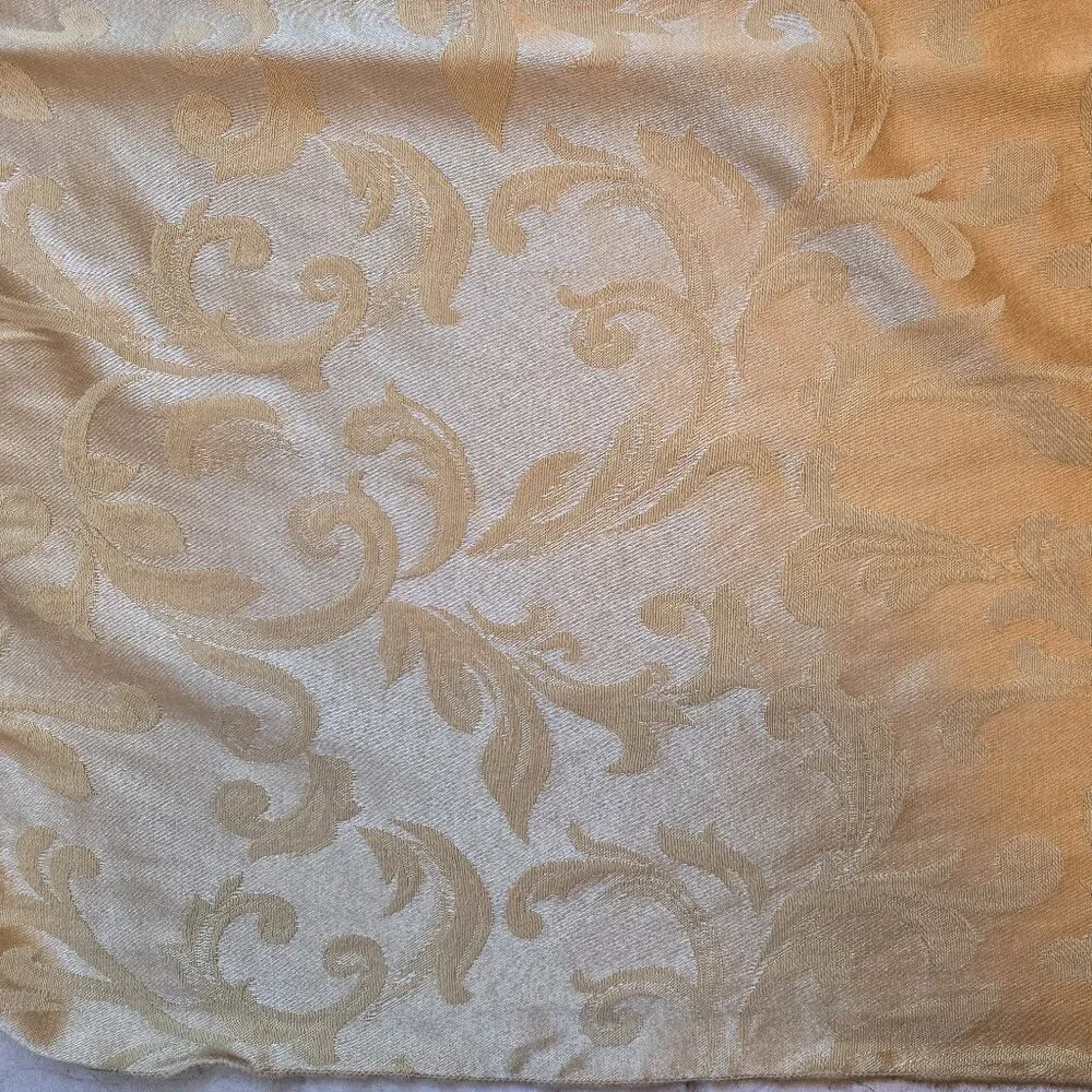 Table Linens - 16 Placemats & 2 Matching Tablecloths 58